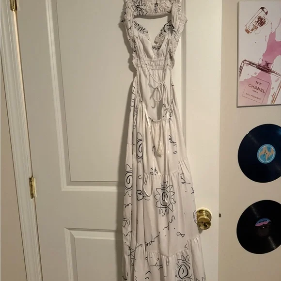 Elegant Cream Sun Print Maxi Dress - Picture 4 of 8